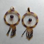 Aretes artesanales con estilo único.