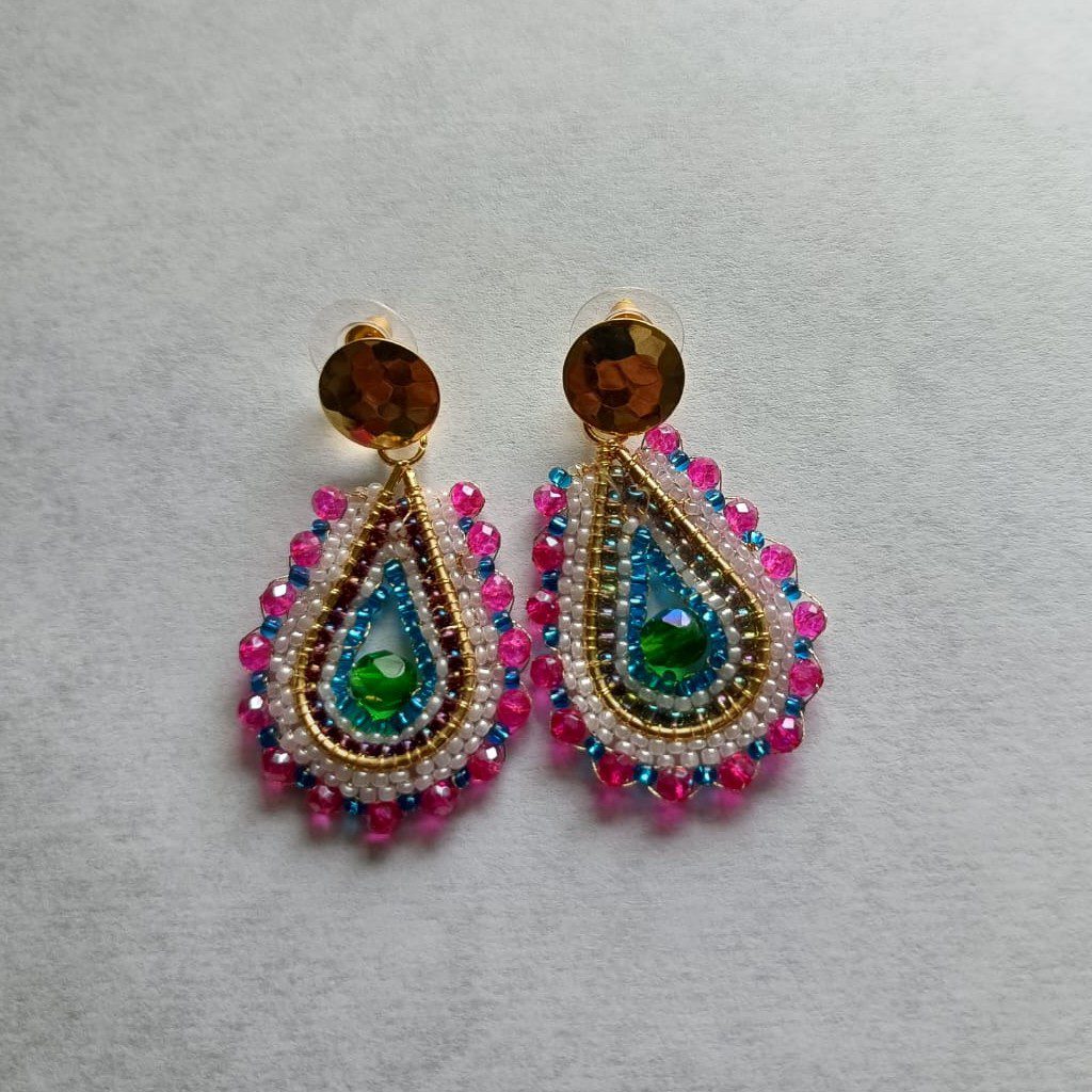 Cada par es único, elaborado cuidadosamente para resaltar la belleza del trabajo artesanal y ofrecer un accesorio exclusivo lleno de color, brillo y personalidad.