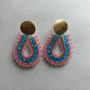 Cada par es único, elaborado cuidadosamente para resaltar la belleza del trabajo artesanal y ofrecer un accesorio exclusivo lleno de color, brillo y personalidad.