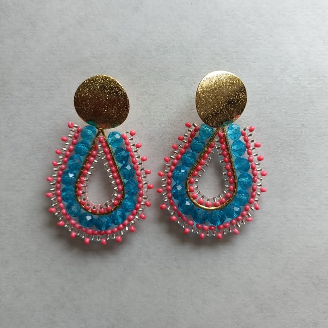 Cada par es único, elaborado cuidadosamente para resaltar la belleza del trabajo artesanal y ofrecer un accesorio exclusivo lleno de color, brillo y personalidad.