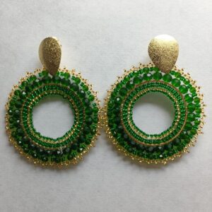 Cada par es único, elaborado cuidadosamente para resaltar la belleza del trabajo artesanal y ofrecer un accesorio exclusivo que combina elegancia, brillo y personalidad.